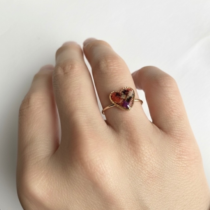 【華奢みえリング♡】10号　アフリカ布を使用した１センチのハートパーツのガーリーピンクリング🩷