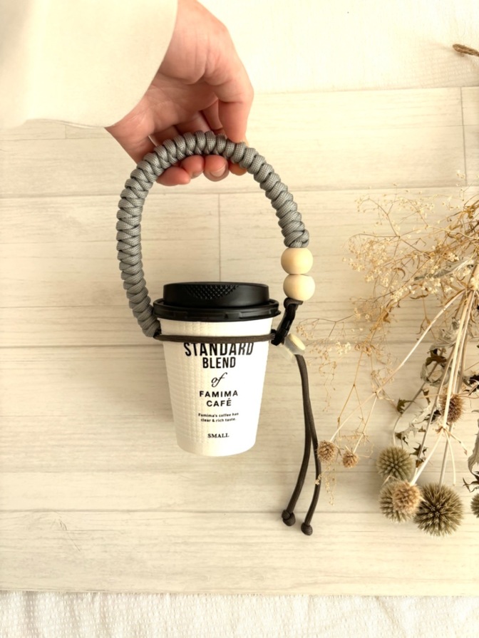 【ハンドメイド】手がふさがる日を助けるウッドビーズのドリンクホルダー🩶グレー🩶