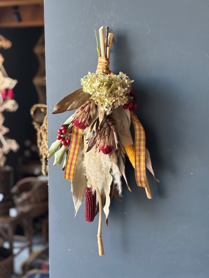 実りを束ねた コーンとアジサイのドライフラワースワッグ（一点もの）