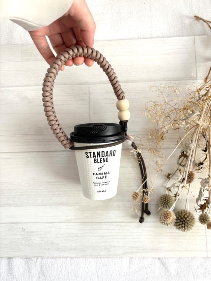 【ハンドメイド】手がふさがる日を助けるウッドビーズのドリンクホルダー　ピンクベージュ