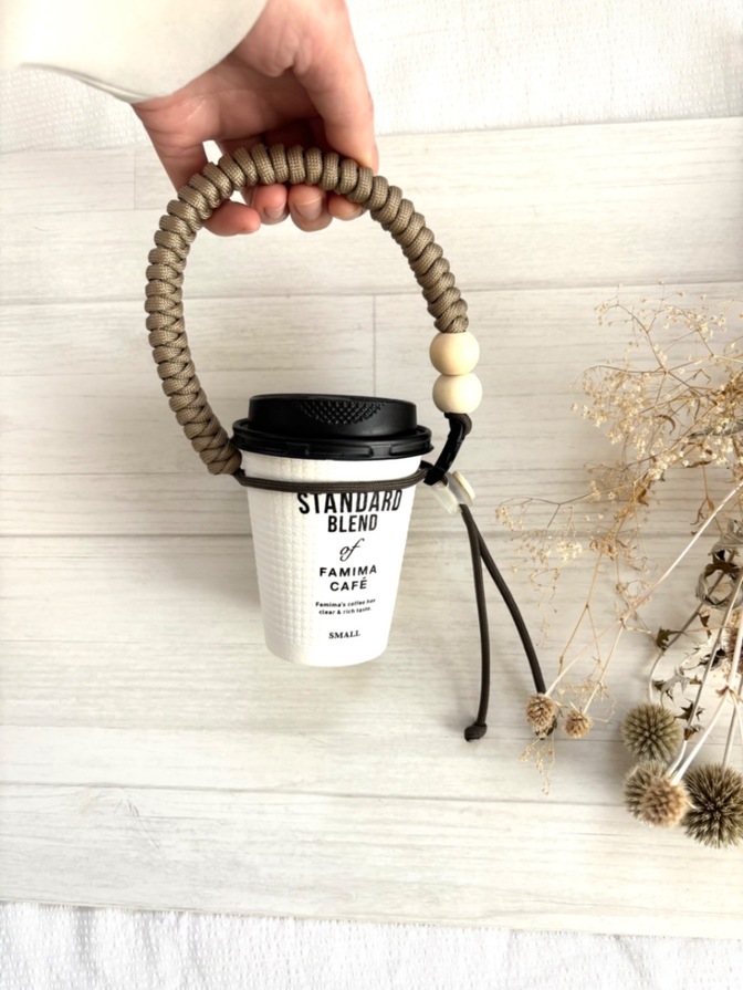 【ハンドメイド】手がふさがる日を助けるウッドビーズのドリンクホルダー　ベージュ