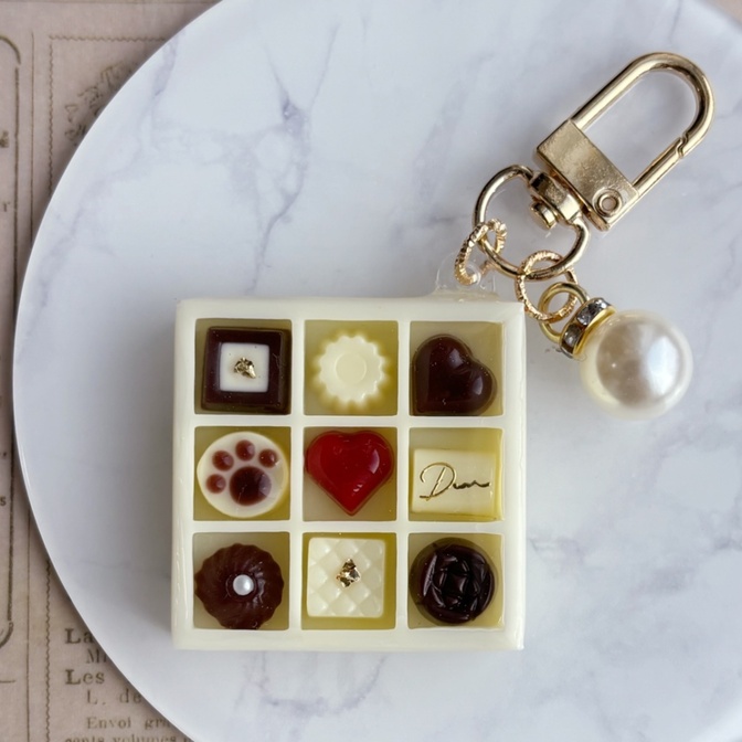 ハンドメイド レジンキーホルダー チョコレートBOX バレンタイン
