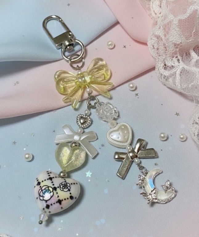 透明感のあるリボンとハートを重ねたきらめくチャームキーホルダーです🎀✨