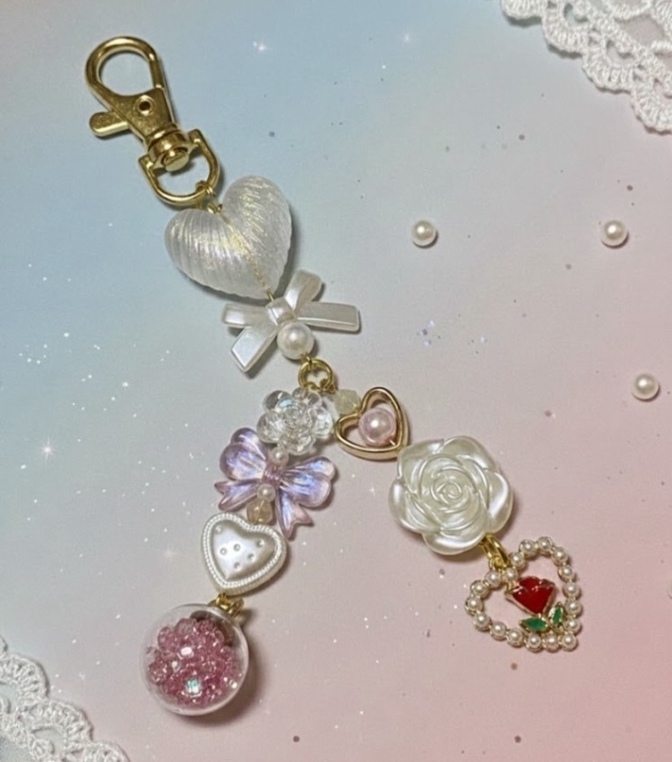透明感のあるハートとローズを重ねたやさしくきらめくチャームキーホルダーです🤍✨