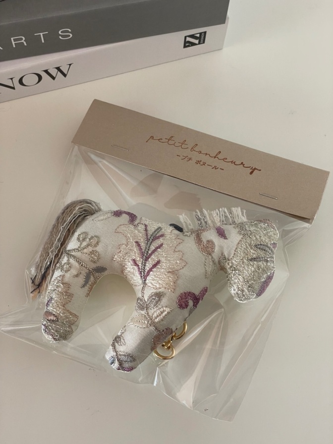 [ハンドメイド]インド刺繍リボンのうまチャーム