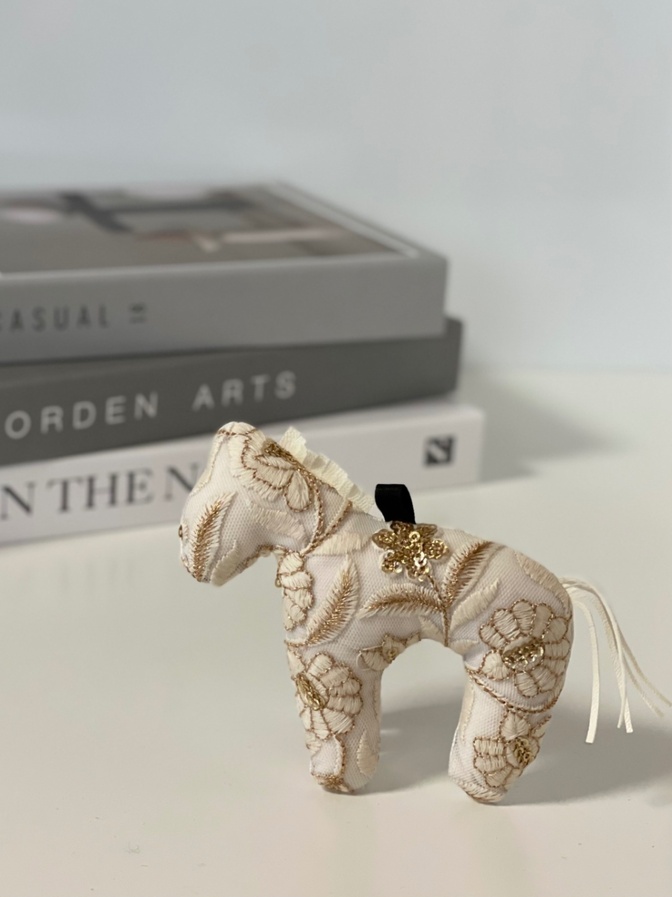 「ハンドメイド」インド刺繍リボンのうまチャーム