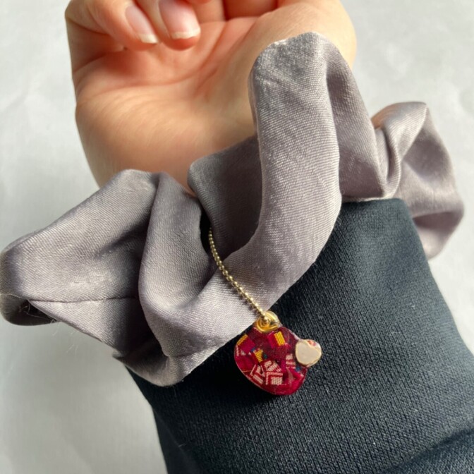 【ハンドメイド】チャーム付き光沢グレー色シュシュ　アフリカ布を使ったくまさんチャーム🐻‍❄️