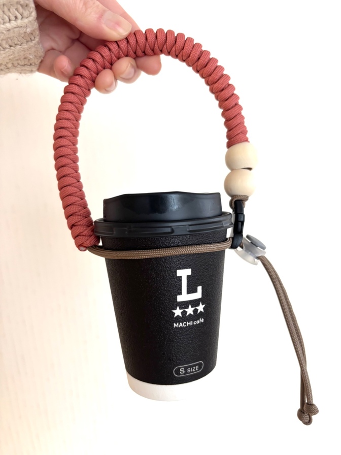 【ハンドメイド】【期間限定】コーラルレッドウッドビーズドリンクホルダー