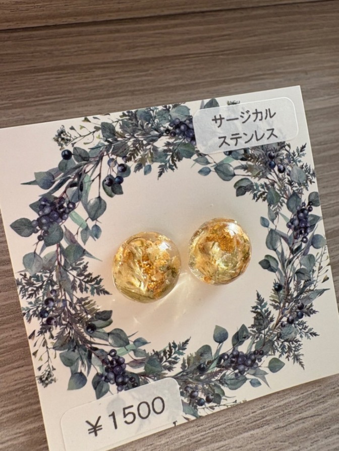 ハンドメイドピアス　サージカルステンレス　リアルフラワーをドライフラワーにしてレジンに入れてみた
