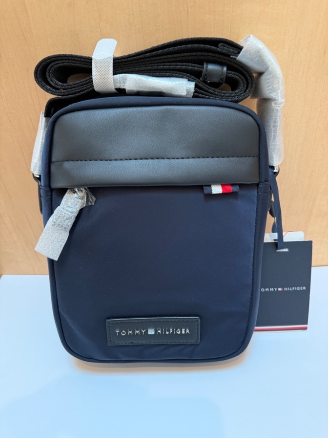 【トミーヒルフィガー】ナイロン　ミニ　リポーター　バッグ AM13618