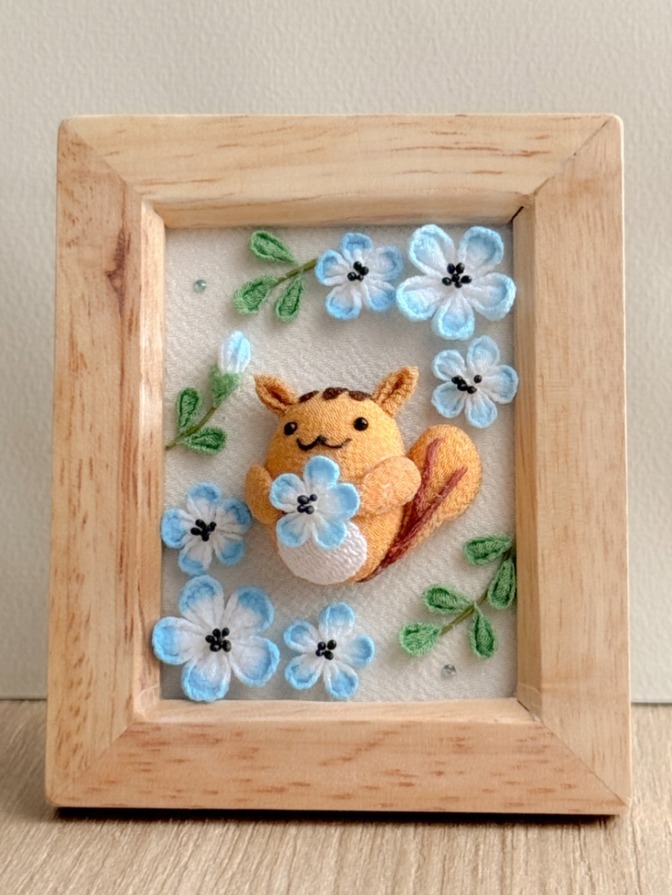 【ハンドメイド】ネモフィラとシマリスのちりめんフォトフレーム〜やさしい春色のミニ壁飾り〜
