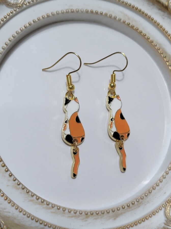 しっぽが揺れる猫ピアス　イヤリング変更可