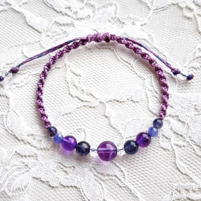 【ハンドメイド】アメジスト アイオライト タンザナイト 菫の天然石マクラメ編み ブレスレット
