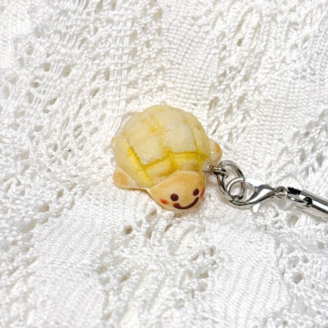 【ハンドメイド】ミニチュアフード カメロンパン🐢
ミニチュアパン メロンパン📛名札チャーム