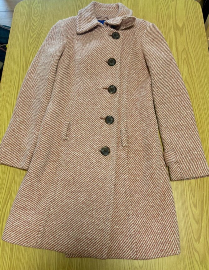 赤と白のツイード素材のBURBERRYレディスコート

