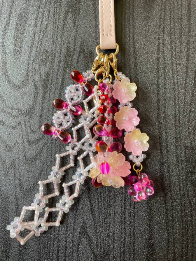 「やわらかく咲く春色ビーズチャーム」〜大人可愛い春のチャーム4点セット