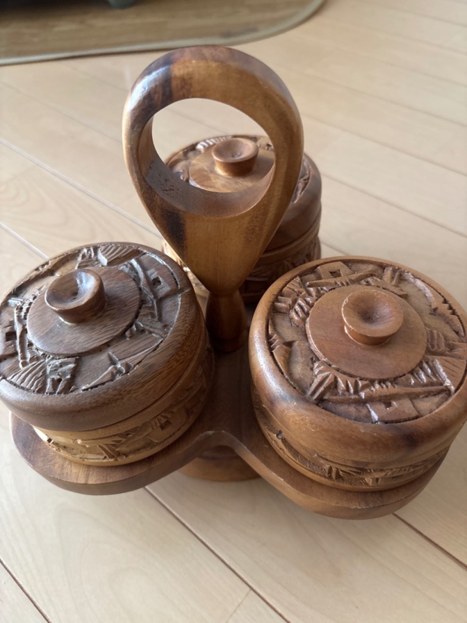 ヴィンテージ　

アジアン手彫り　

木製調味料入れ

