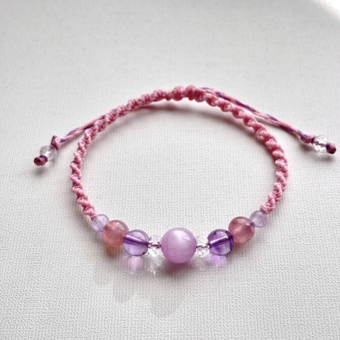 【ハンドメイド】クンツァイト アメジスト ローズクォーツ 天然石 マクラメ編み ブレスレット