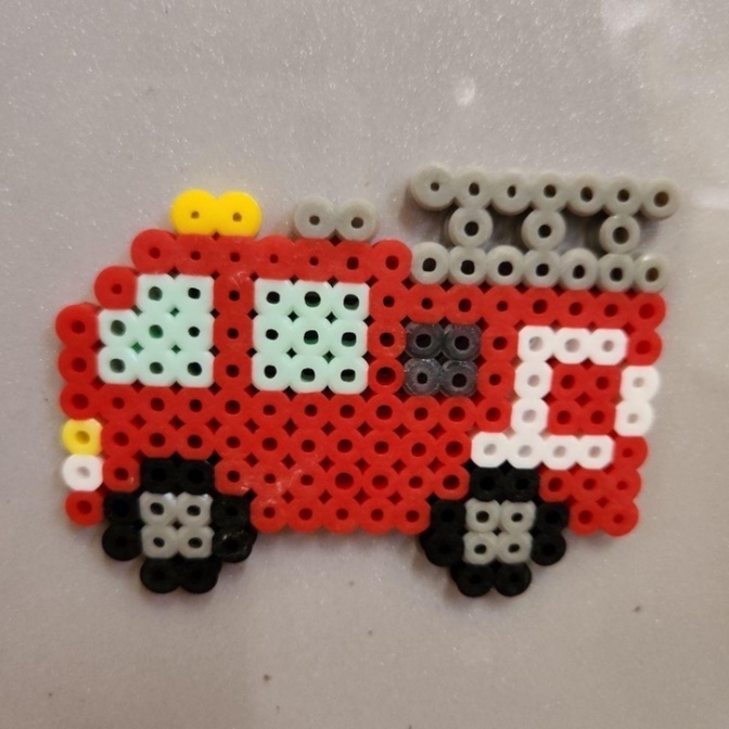 【ハンドメイド】アイロンビーズマグネット 乗り物シリーズ 「消防車」