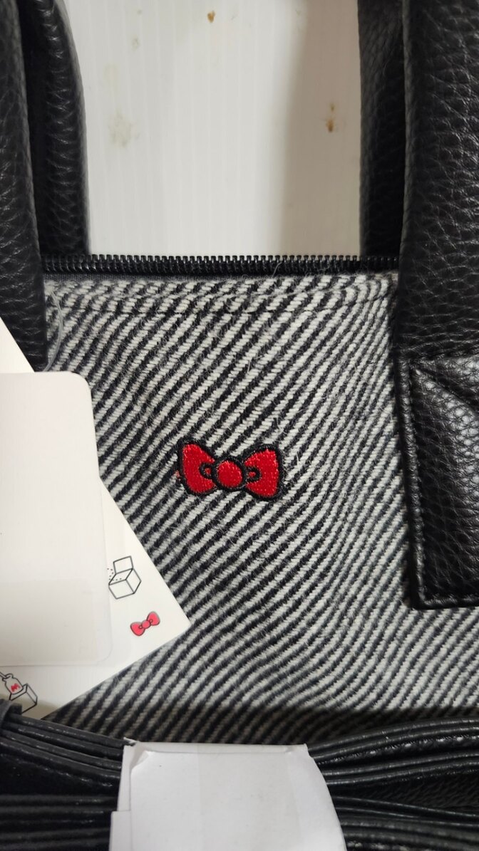 ハローキティちゃんのショルダーバッグです。
