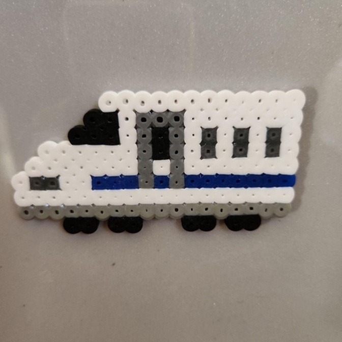 【ハンドメイド】アイロンビーズマグネット 乗り物シリーズ 「新幹線1」