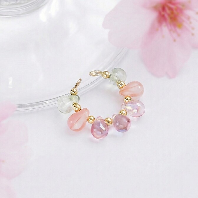耳元に咲く桜 春色ピンク＊しずくガラスのイヤーカフ（片耳用）
