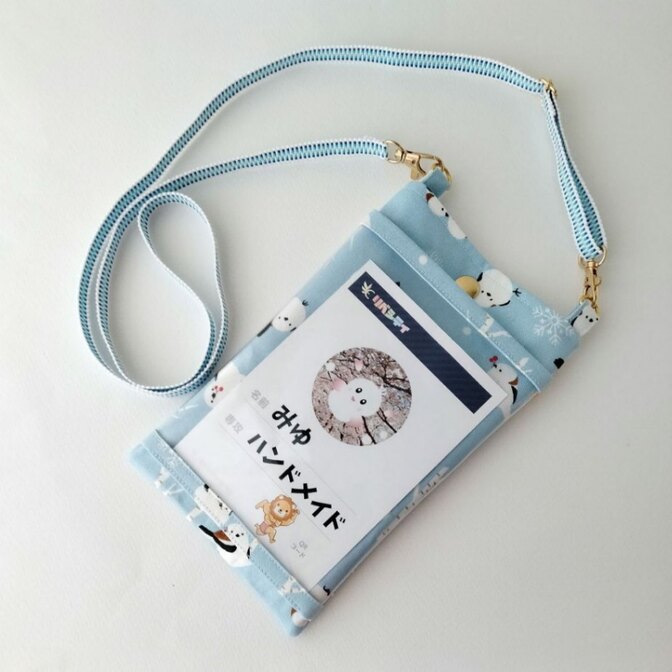 【真田紐のショルダー紐付き♪】雪景色・ライトブルーのシマエナガさん 名札ケース