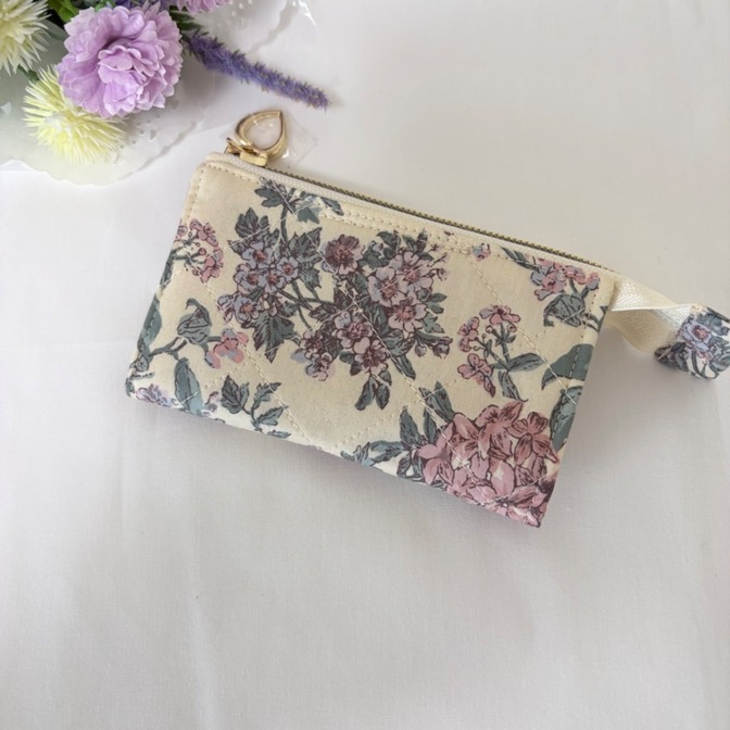 リバティ　セリーヌ　ミニ財布　カードケース
ジャバラポケットで仕分け出来る！