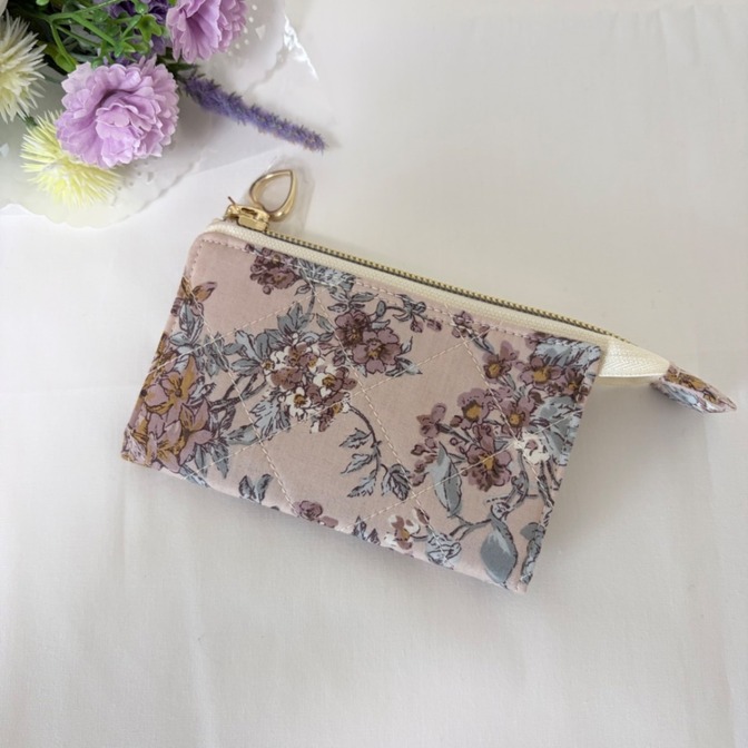 リバティ　セリーヌ　ミニ財布　カードケース
ジャバラポケットで仕分け出来る！