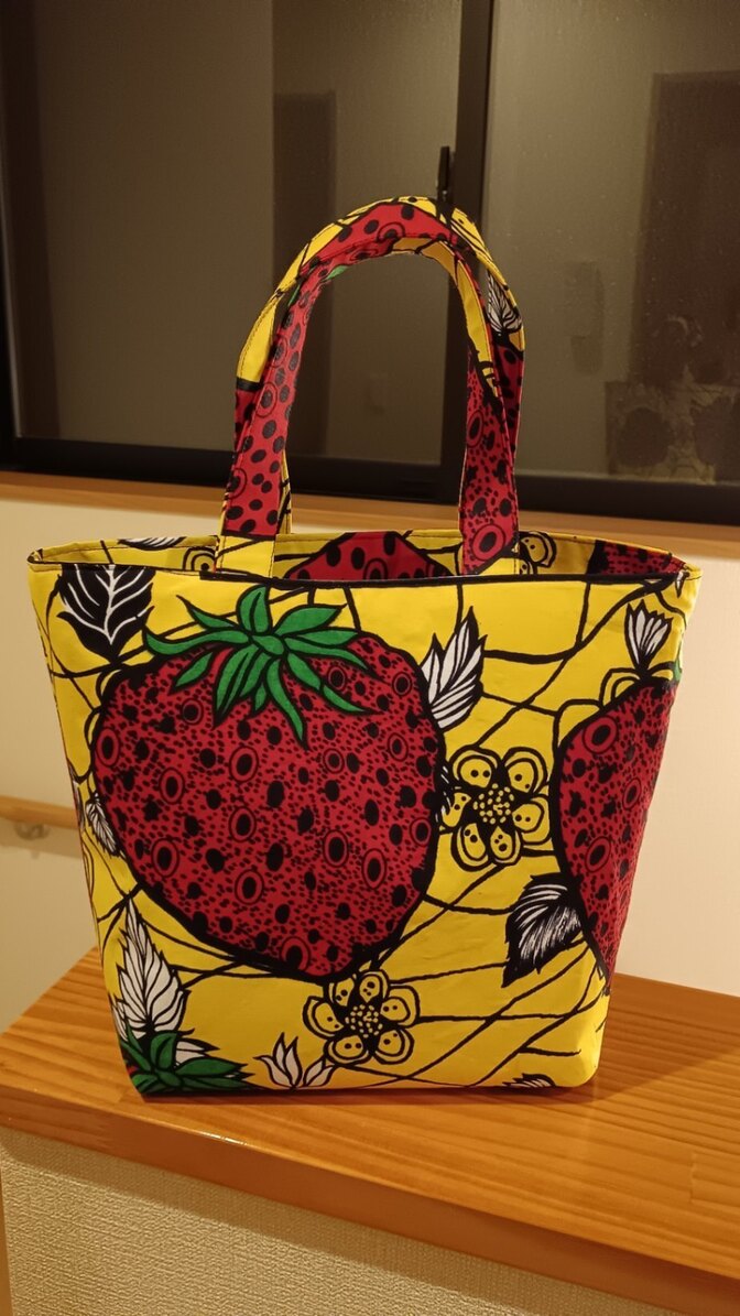 ハンドメイド　アフリカ布ストロベリーバッグ
