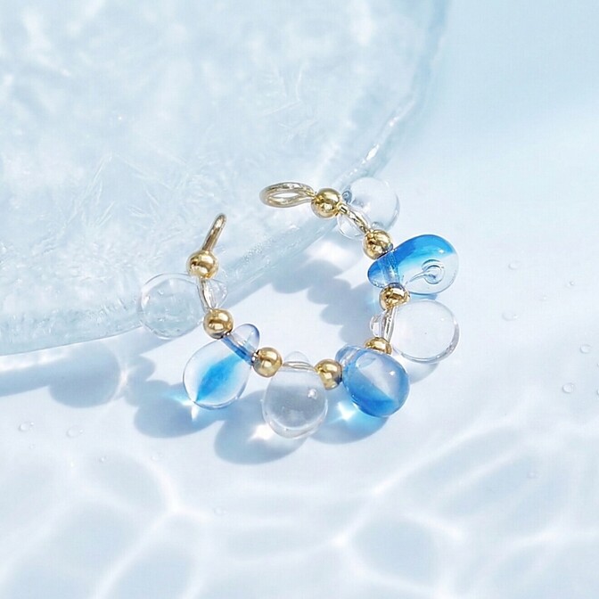 氷のように透き通る青＊水ドロップイヤーカフ（片耳用）