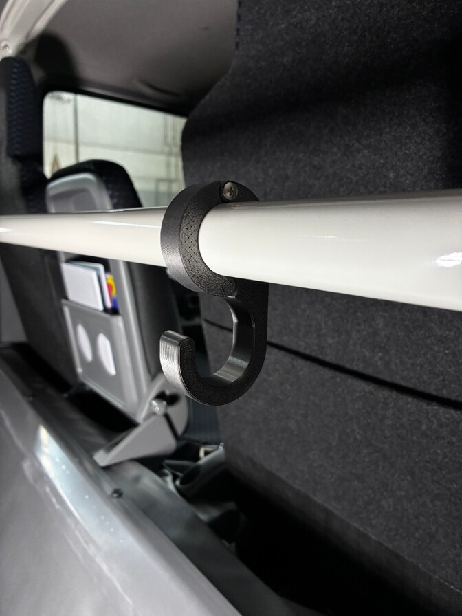 グレーメタリックφ32パイプ対応 クランプ式フック（PETG製）お弁当袋やヘルメット掛けに最適