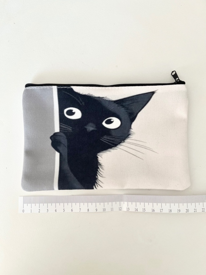 黒猫がのぞくポーチ
