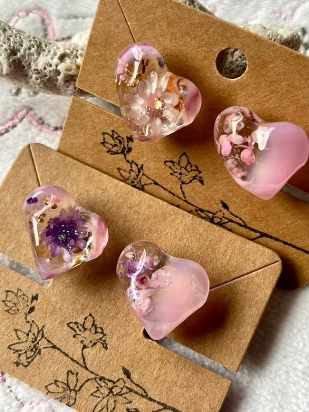 左右違いドライフラワー入りハート／ノンホールピアス【リベポ払い歓迎🎉】