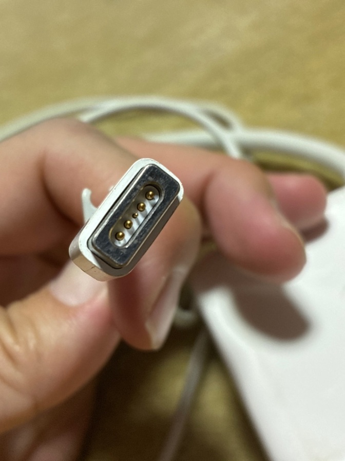 旧型のMacBookの電源ケーブル