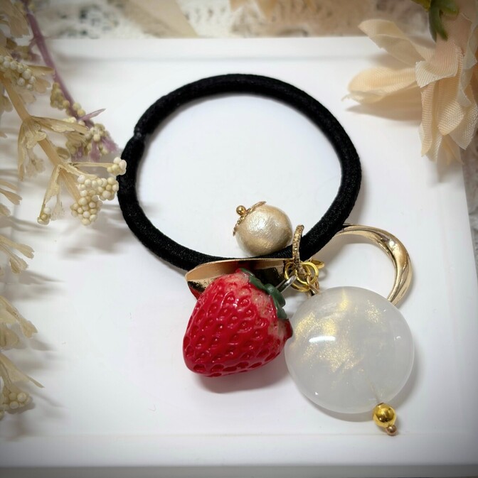 瑞々しい赤が映えるいちごチャームの大人可愛いヘアゴム