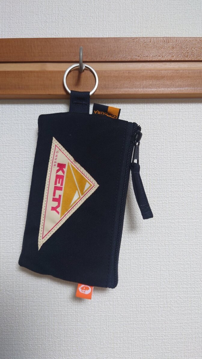 KELTYのグレーとブラックのフェスポーチ