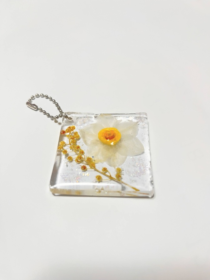 [ハンドメイド]ミモザとすいせんのレジンフラワーキーホルダー