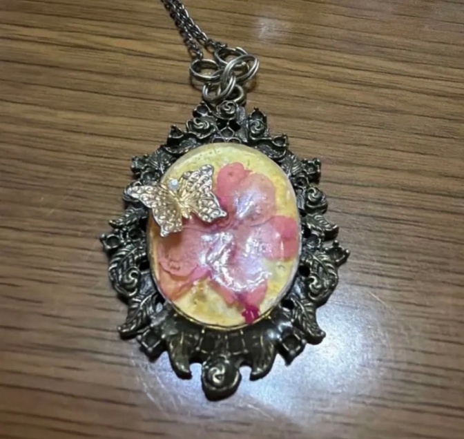 【ハンドメイド】レジン 押し花風 アンティーク調 ペンダント