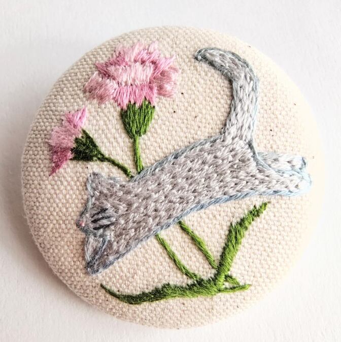 カーネーションとネコの手刺繍ブローチ＊生成り