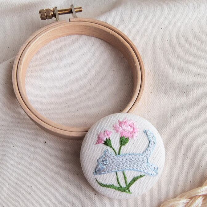 カーネーションとネコの手刺繍ブローチ＊生成り