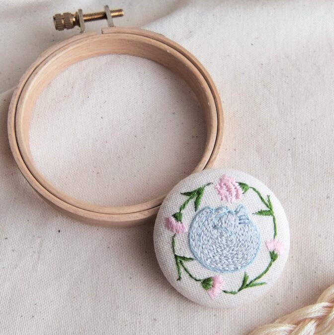 丸くなって眠るネコの手刺繍ブローチ＊カーネーション