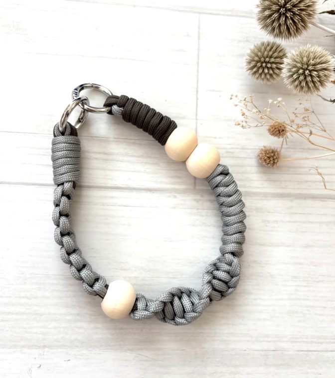 【ハンドメイド】ウッドビーズ付きパラコードハンドストラップ（グレー）