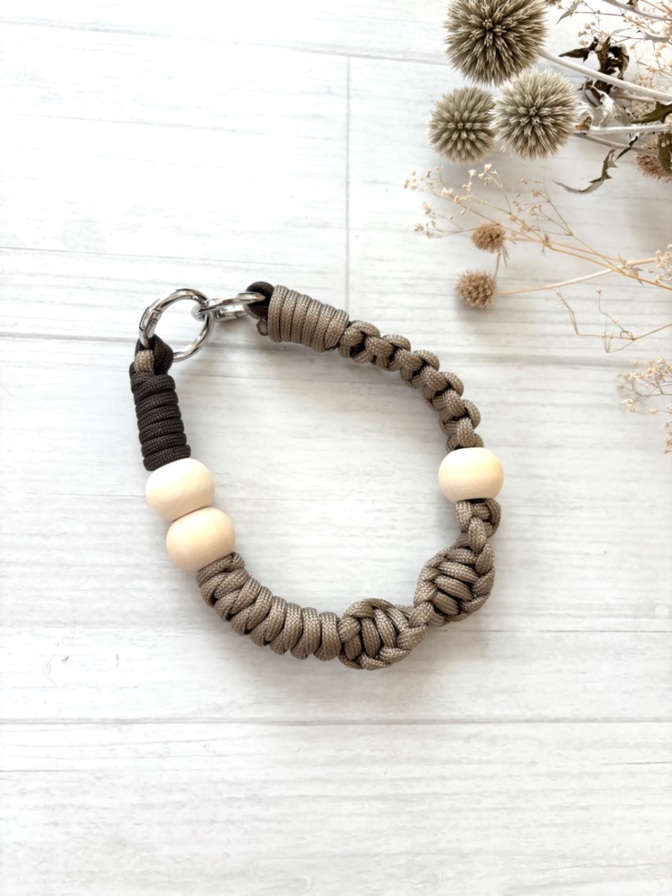 ウッドビーズ付きパラコードハンドストラップ（ベージュ）