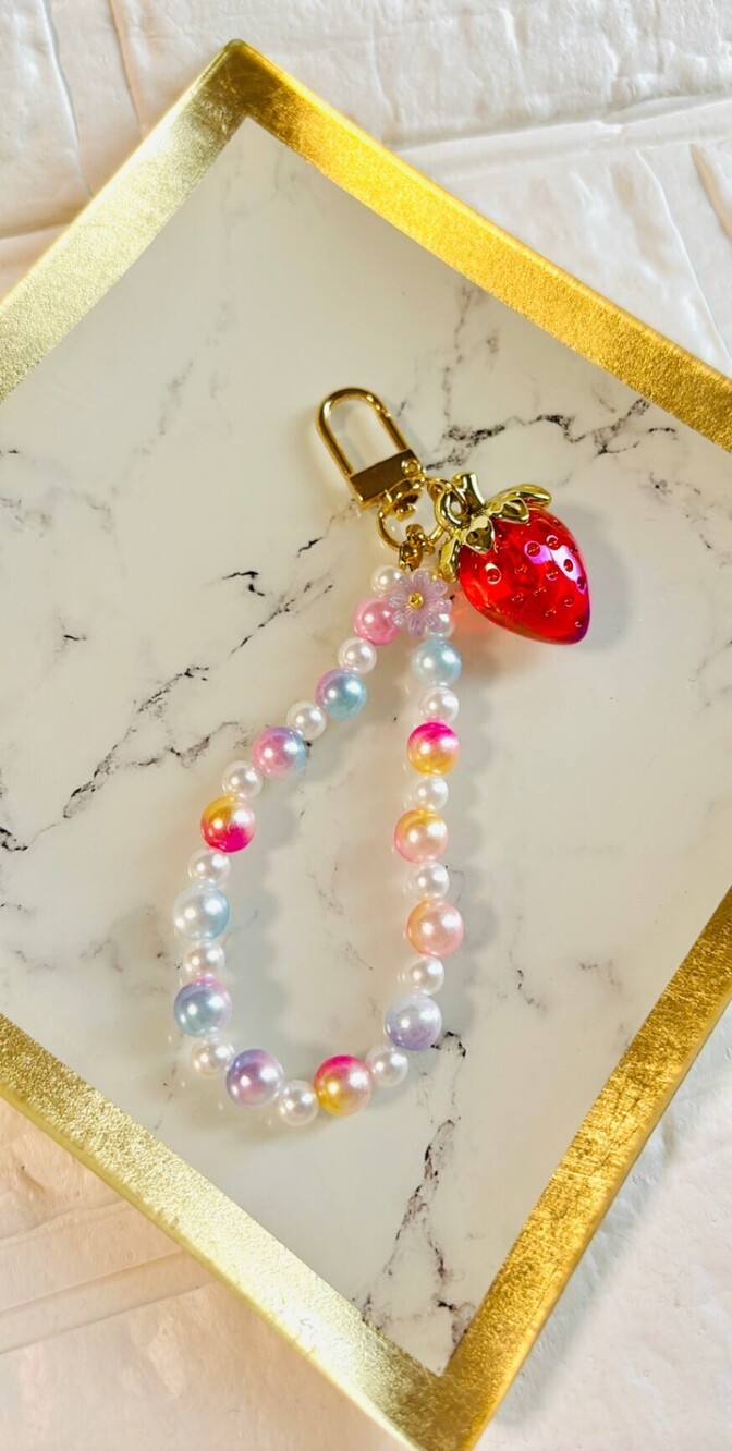【ハンドメイド】いちごキーホルダー チャーム パステルビーズキーホルダー