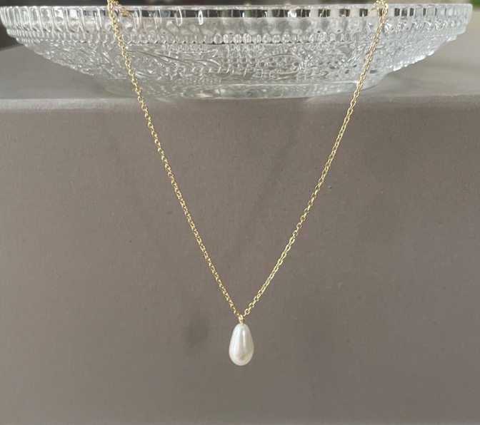 しずく型パールの一粒ネックレス