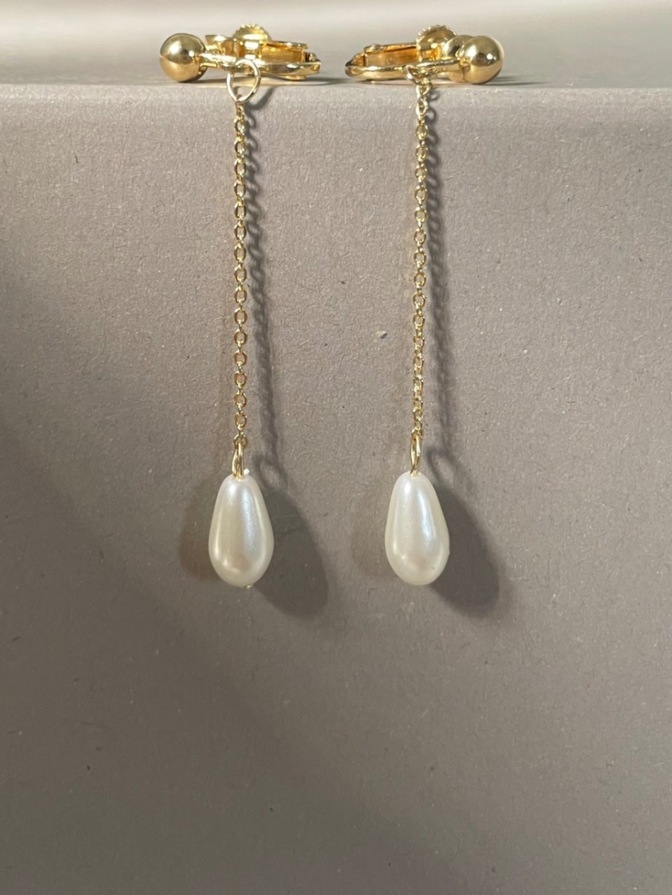 揺れるパールの一粒イヤリング