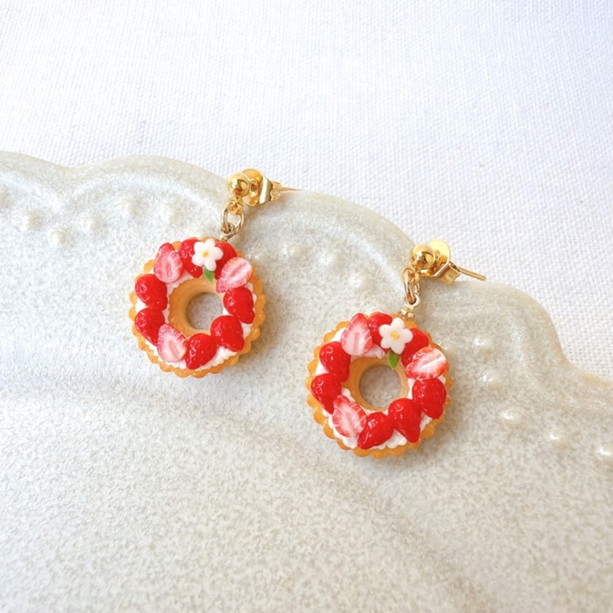 イチゴのリースタルトのピアス　ミニチュアスイーツ　【イヤリング変更可】