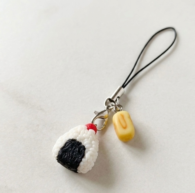 【ハンドメイド】おにぎりと卵焼き ミニチュアフード📛名札ストラップ