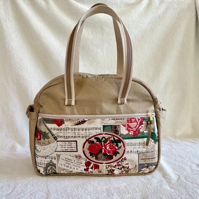 【ヴィンテージ・ローズの多機能2WAYバッグ】優雅なバラに包まれた軽くて使いやすい大きさの鞄です

